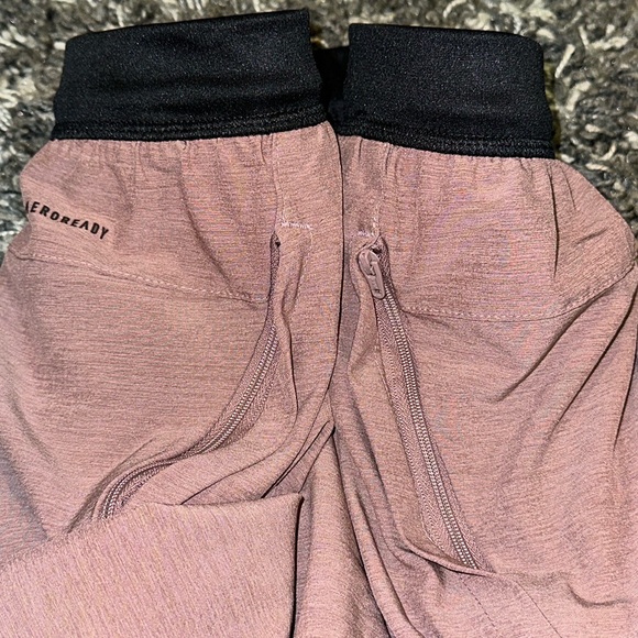 New ADIDAS Axis 22 8” Woven Training Shorts in Heather Rose - Picture 9 of 13